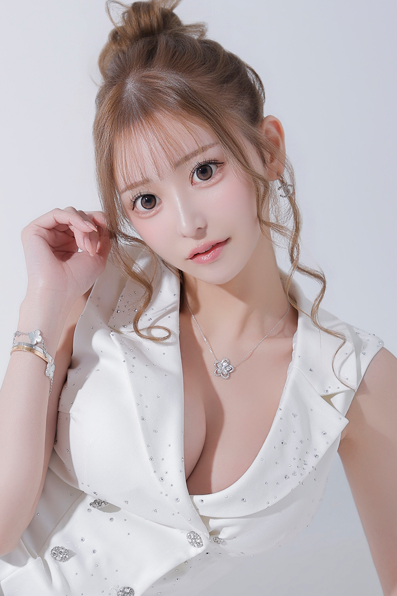 みれな（MIRENA）Red Shoes